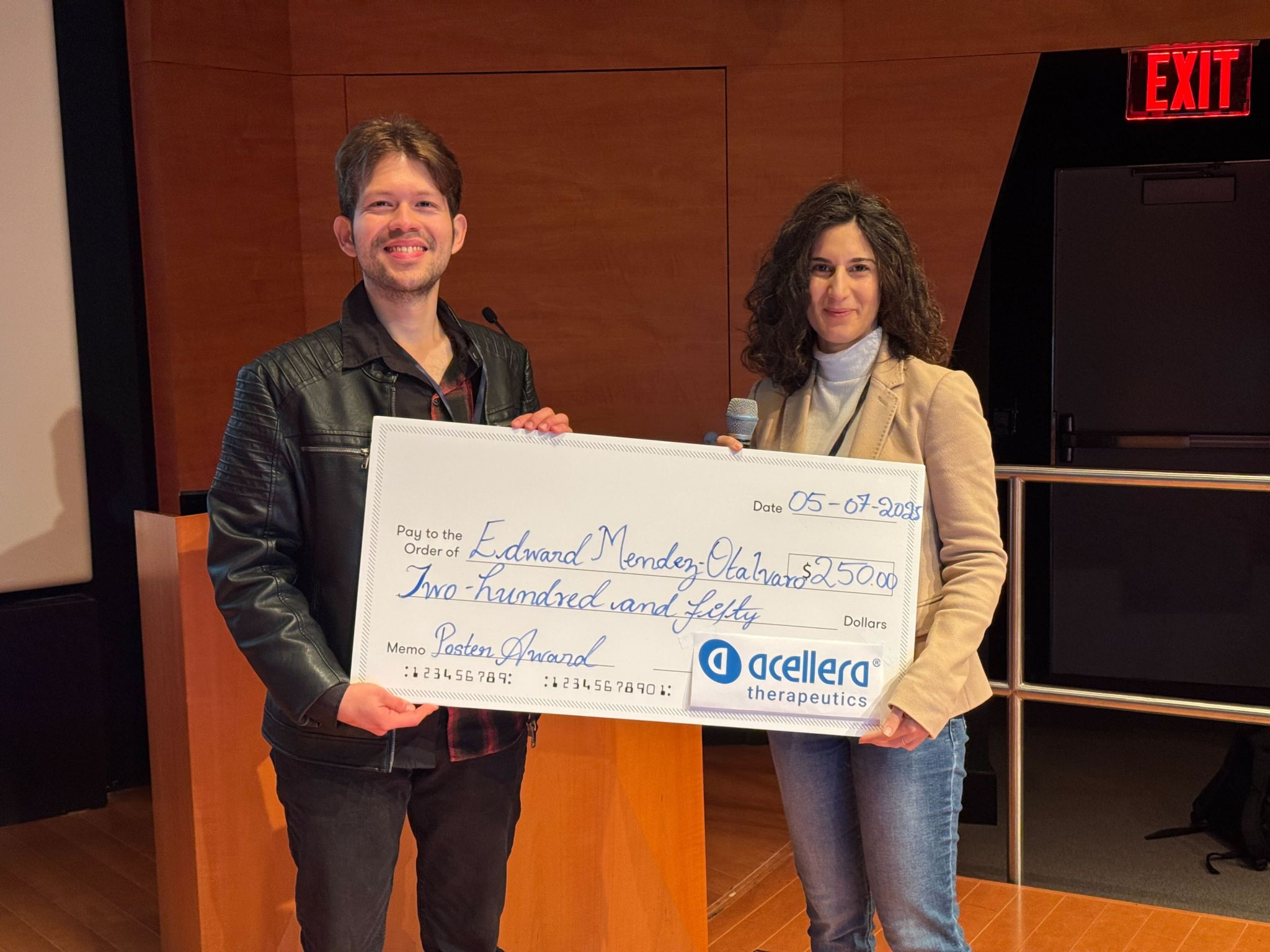 Edward Francisco Mendez-Otalvaro receiving poster prize