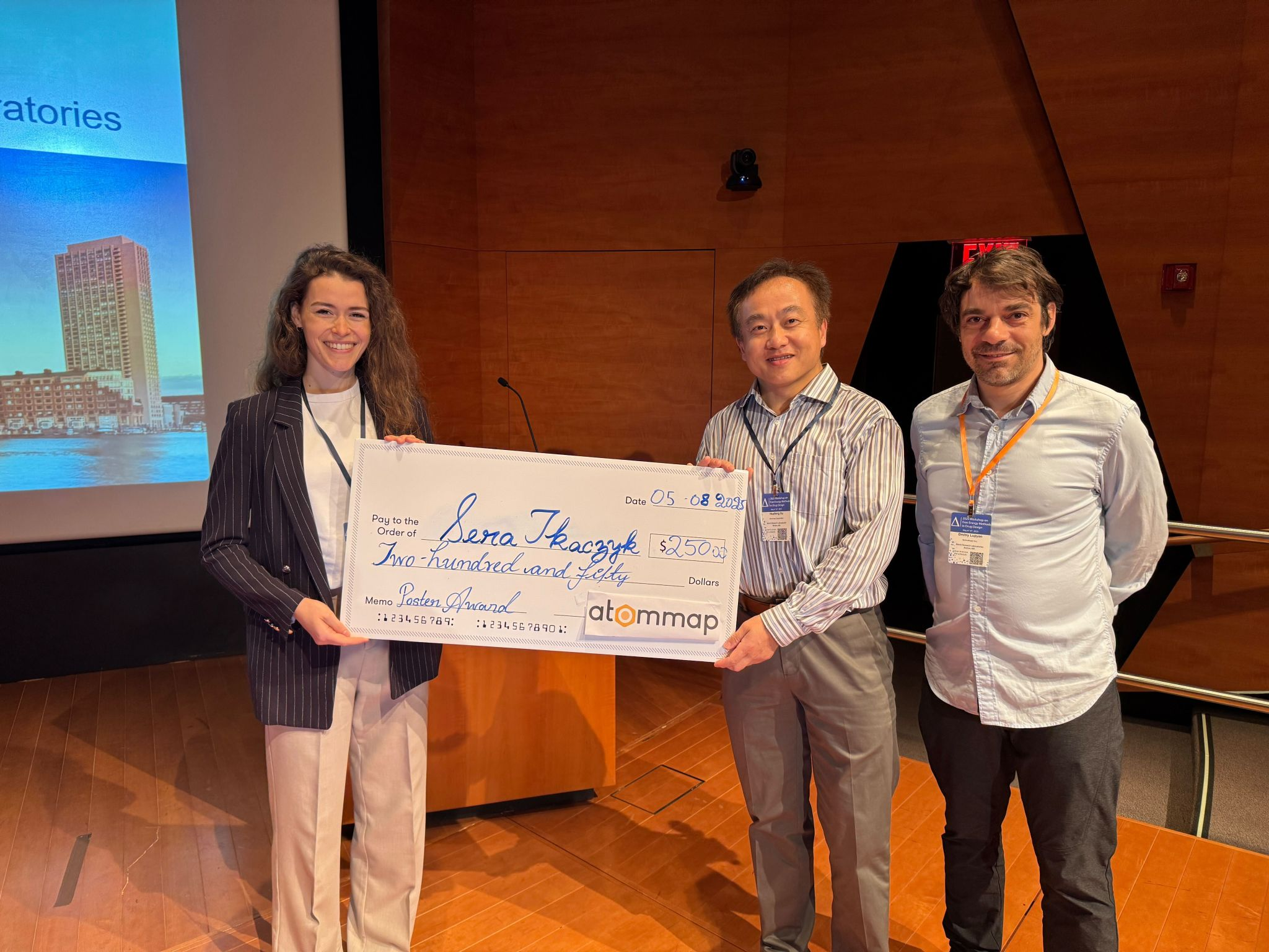 Sara Tkaczyk receiving poster prize